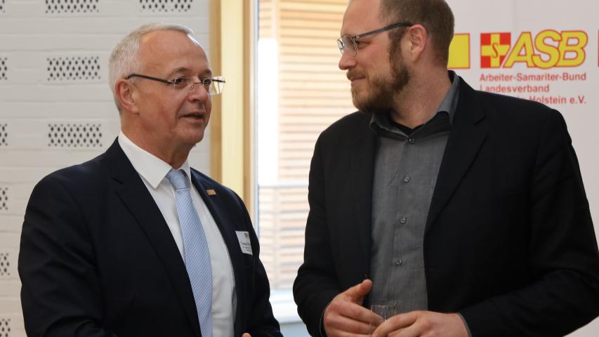 Landesvorsitzender Thomas Elvers (li.) im Gespräch mit Staatssekretär Johannes Albig