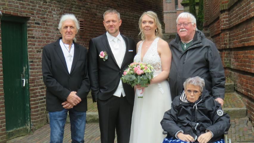 Gruppe mit Braut, Bräutigam und Brauteltern